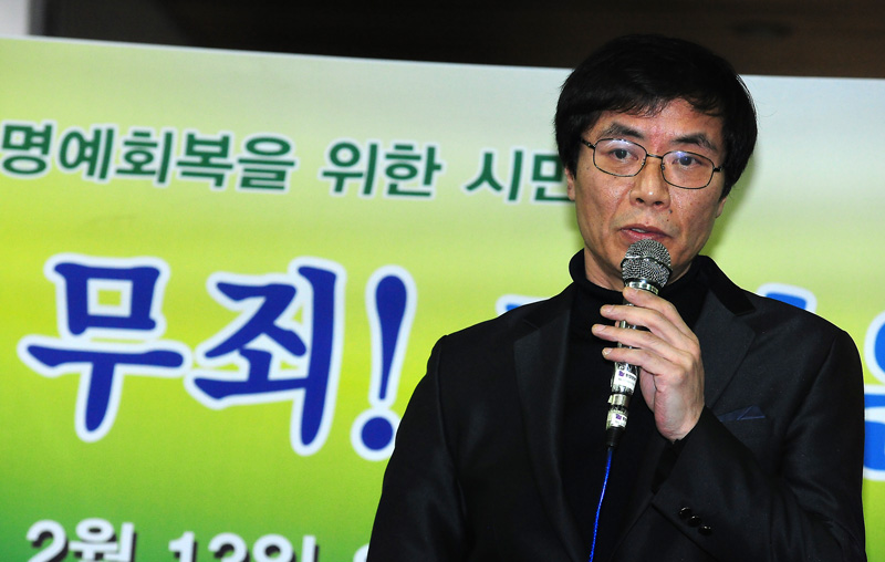 '유서대필 사건'의 강기훈 씨가 지난해 2월 오후 서울 서초동 서울지방법원에서 재심 무죄판결을 받은 후 기자회견을 갖고 소감을 밝히고 있다.