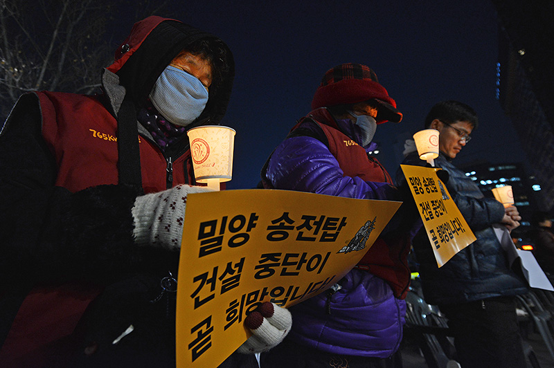 밀양 송전탑 주민들이 촛불집회에서 송전탑 건설 반대와 정부와 한국전력의 사과를 요구하고 있는 모습.