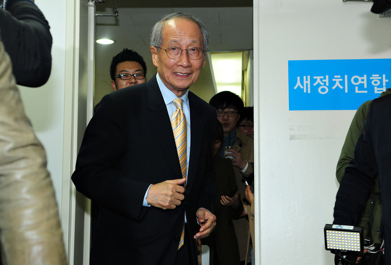 회의 참석하는 새정치연합 윤여준 의장