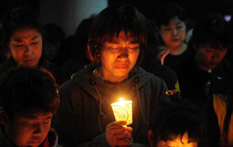 세월호 생존자 구조 위한 눈물의 촛불