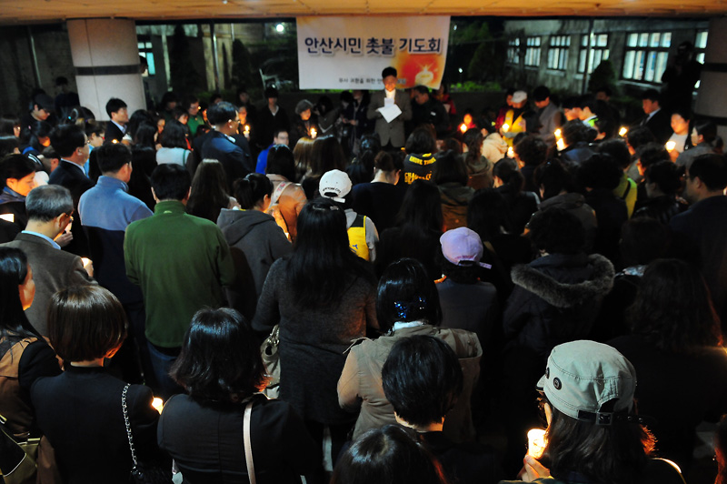 세월호 생존자 위해 기도하는 안산 시민들