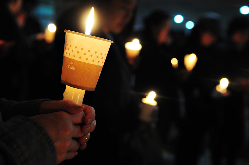 세월호 생존자 구조 기도하는 시민들의 촛불