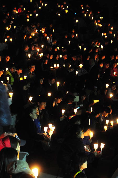 세월호 촛불기도회, 생존자 구조 염원 담아
