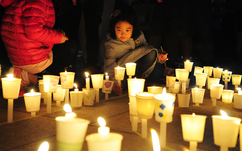 세월호 침몰 추모 촛불 글씨 만드는 아이
