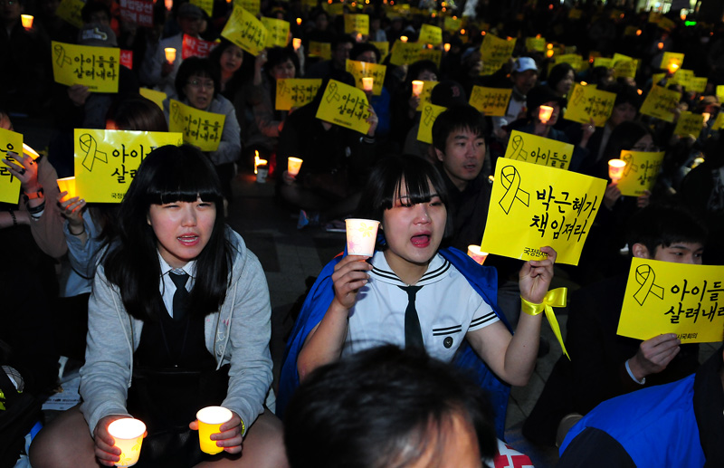 세월호 시국 촛불, 구호 외치는 학생들