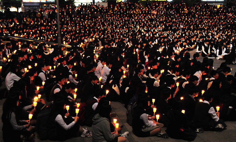 세월호 희생자 추모하는 안산 고등학생들