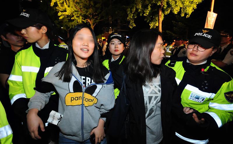 세월호 촛불 참가 중학생 모녀 연행하는 경찰