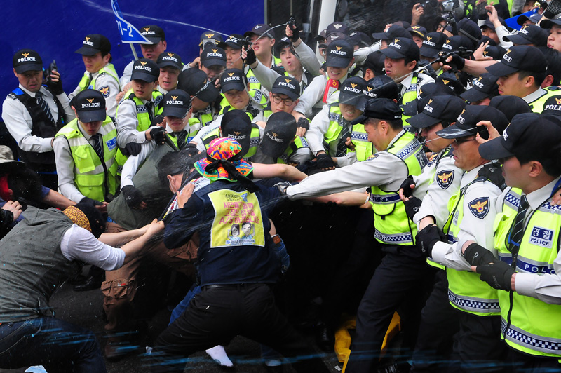 취루액 뿌리며 삼성전자서비스 노동자 연행하는 경찰