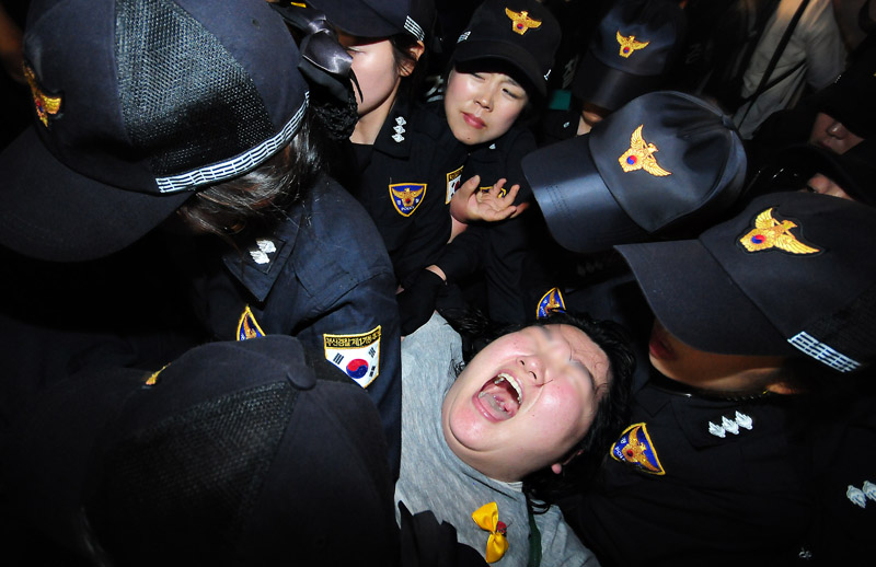 경찰 연행에 저항하는 세월호 촛불 참가자