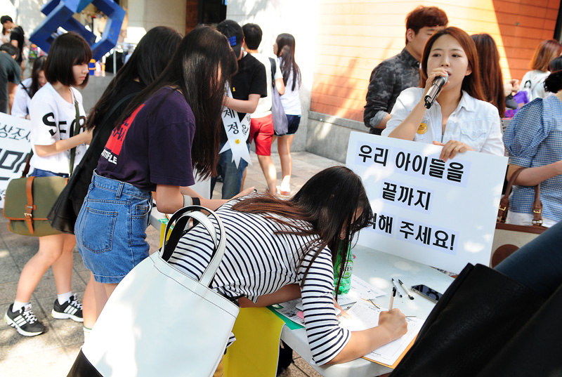 세월호 범국민 서명 동참하는 시민들