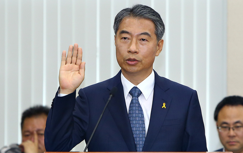 선서하는 정종섭 안전행정부 장관 후보자