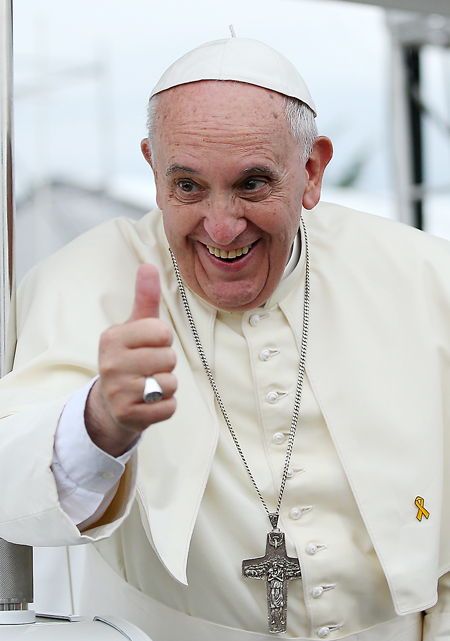 청년들에게 인사하는 프란치스코 교황