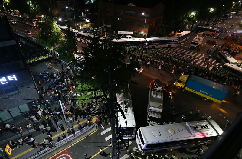 청와대 앞 세월호 유가족과 시민들 차단한 경찰 버스