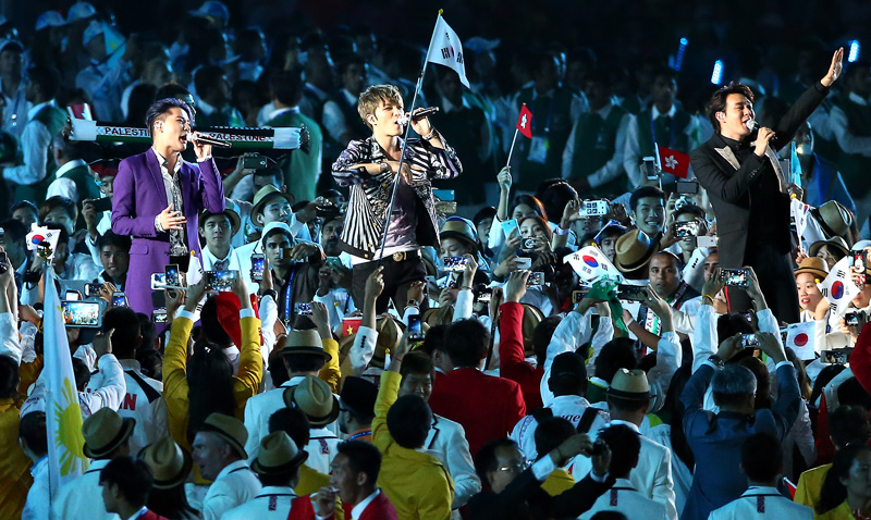 인천 아시안게임 축하 공연하는 JYJ