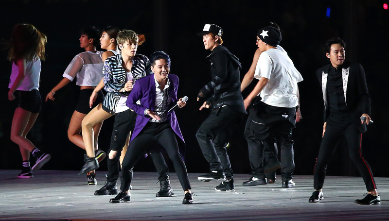 화려한 공연으로 인천 아시안게임 축하하는 JYJ