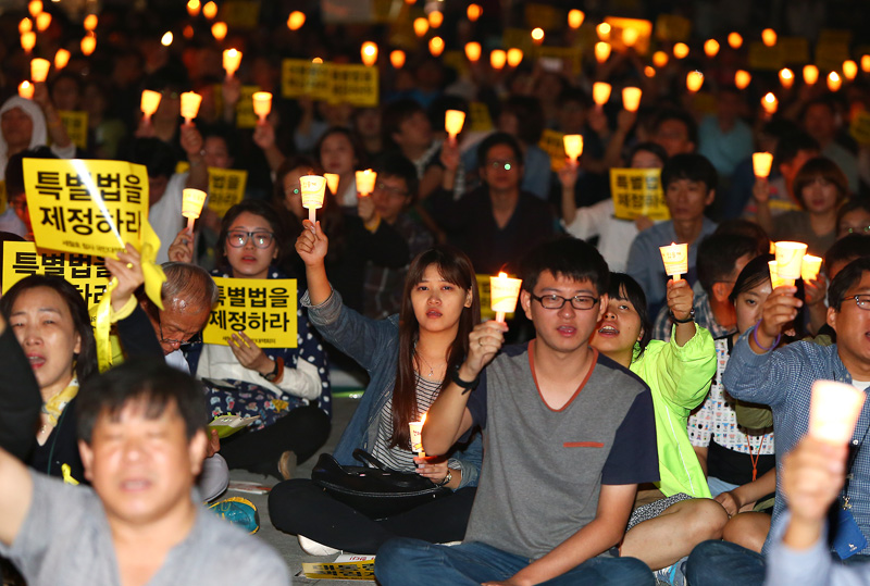 세월호 특별법 촉구하는 촛불문화제 참가자들