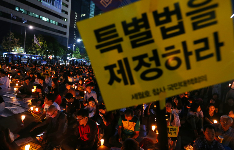 세월호 특별법 위해 촛불 밝힌 시민들