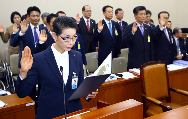선서하는 김성주 대한적십자사 총재