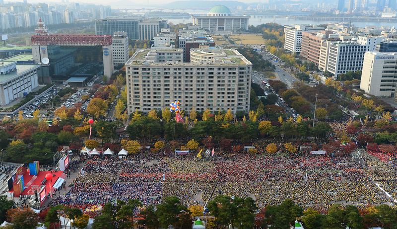 국회 앞에 집결한 10만 여명의 공무원, 교원 노동자들