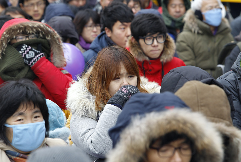 헌법재판소가 통합진보당 해산을 선고한 2014년 12월19일 오전 서울 종로구 재동 헌법재판소 앞에서 열린 정당해산 규탄 집회에서 한 당원이 눈물을 훔치고 있다.