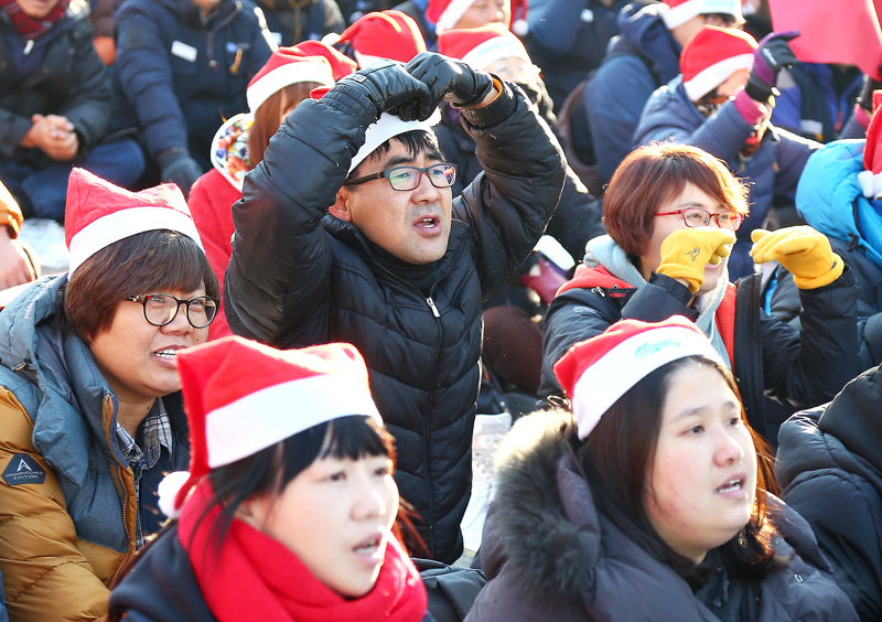 쌍용차 고공농성 응원하는 희망버스 참가자