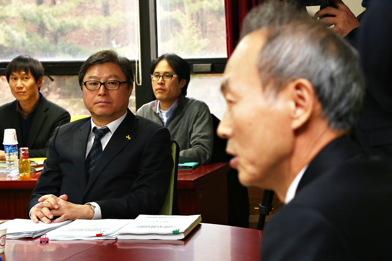 2015년 2월 4일 오후 서울 서초구 서울지방조달청에서 열린 세월호참사 특별조사위원회 설립준비단 제3차 간담회에서 인사말을 하는 이석태 위원장을 바라보는 조대환 부위원장