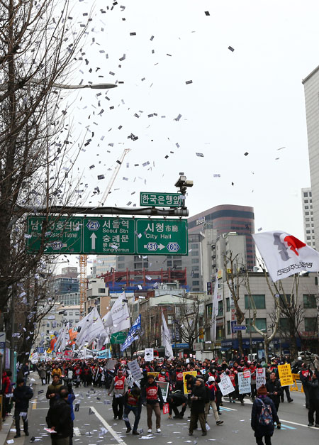 28일 오후 서울 중구 한국은행 앞에서 '민생-민주파괴!평화위협!박근혜정권규탄 범국민대회' 참가자들이 행진하는 가운데 인근 빌딩에서 박근혜 대통령을 규탄하는 전단지가 뿌려지고 있다.