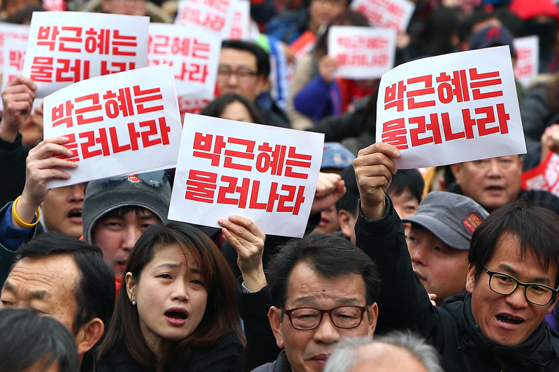 28일 오후 서울역에서 열린 '민생-민주파괴!평화위협!박근혜정권규탄 범국민대회'에서 참가자들이 구호를 외치고 있다.