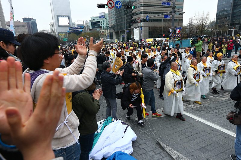 세월호 진상규명과 온전한 인양을 촉구하며 도보순례에 나선 세월호 참사 유가족이 5일 오후 서울 광화문광장에 들어서며 시민들의 박수를 받고 있다.