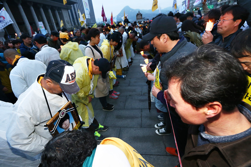 세월호 참사 유가족들이 5일 오후 서울 광화문광장에서 열린 세월호 진상규명과 온전한 인양을 촉구하는 촛불문화제를 마치며 함께 한 시민들과 인사를 나누고 있다.