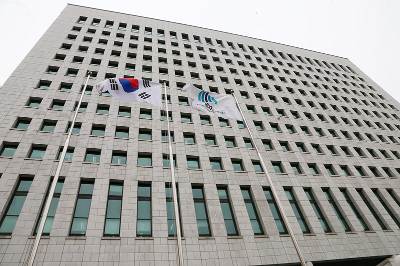 서울 서초구 서초동 대검찰청에서 깃발이 바람에 휘날리고 있다.