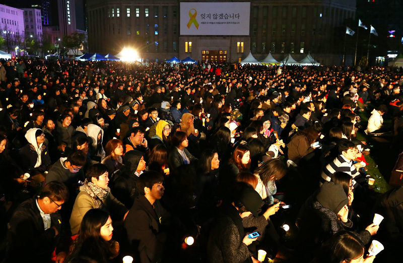 세월호 참사 1주기를 맞아 시민 4160명이 17일 저녁 서울 시청광장에서 촛불을 들고 세월호 형상을 만들며 희생자들을 추모하고 있다. 참가자들은 영국 세계기네스협회의 '사람이 만든 가장 큰 촛불 이미지' 부문의 기록을 갱신했다.