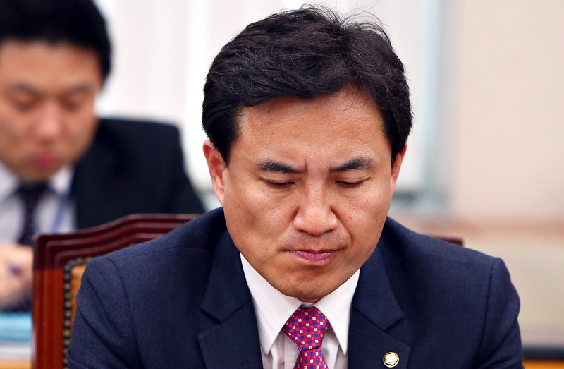 김진태 새누리당 의원이 20일 오전 국회에서 열린 법제사법위원회 전체회의에서 생각에 잠겨 있다.