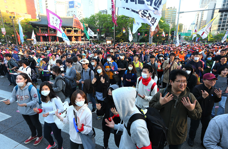 민주노총 총파업대회 참가자들이 24일 오후 서울 종로 보신각 앞에서 정리집회를 갖고 있다.