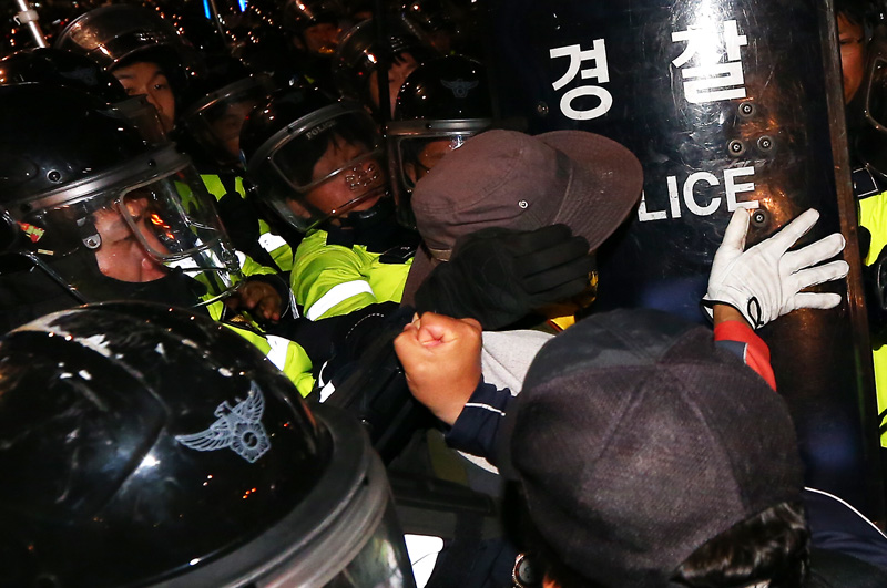 세월호 범국민철야행동 참가자가 2일 새벽 서울 종로 북인사마당 앞에서 경찰에게 연행되고 있다.