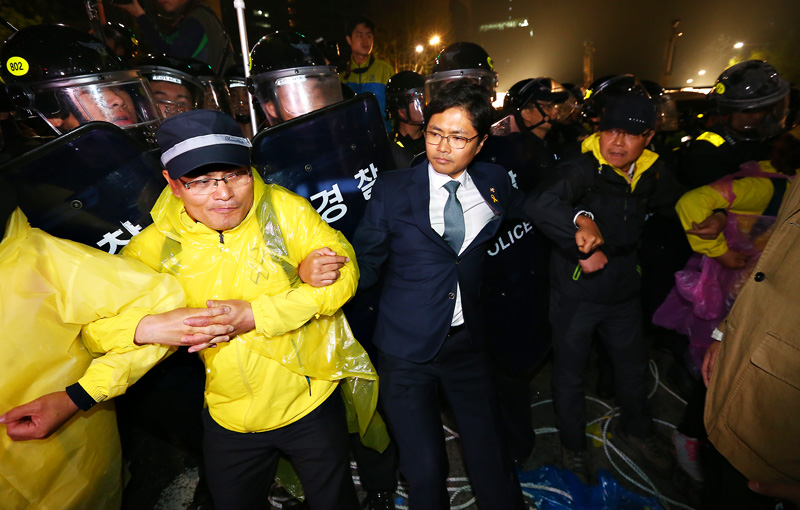 김광진 새정치민주연합 의원이 2일 새벽 서울 종로 인사동 로터리에서 세월호 유가족들과 함께 범국민철야행동 참가자 해산에 나선 경찰을 막고 있다.