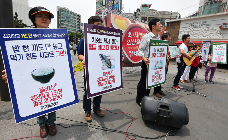 최저임금연대가 29일 오후 서울 서대문구 신촌 유플렉스 앞에서 '최저임금 인상을 위한 런치문화제'를 열고 최저임금을 1만원으로 올릴 것을 촉구하고 있다.