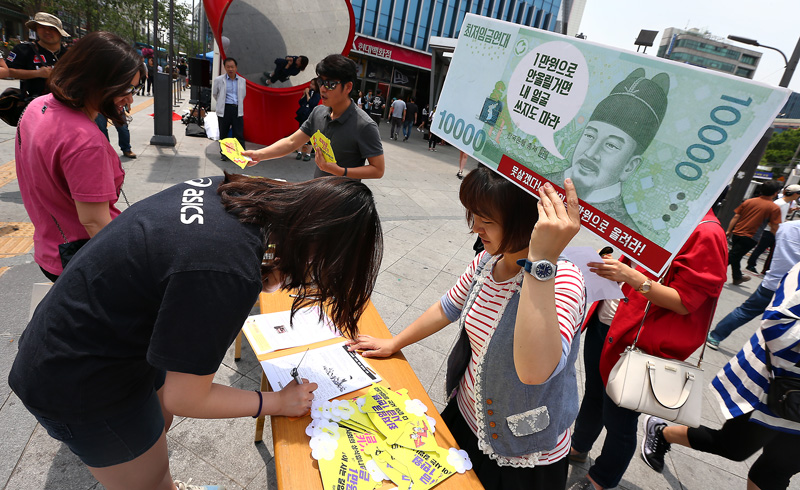 최저임금연대가 29일 오후 서울 서대문구 신촌 유플렉스 앞에서 '최저임금 인상을 위한 런치문화제'를 열고 최저임금을 1만원으로 올릴 것을 촉구하고 있다.