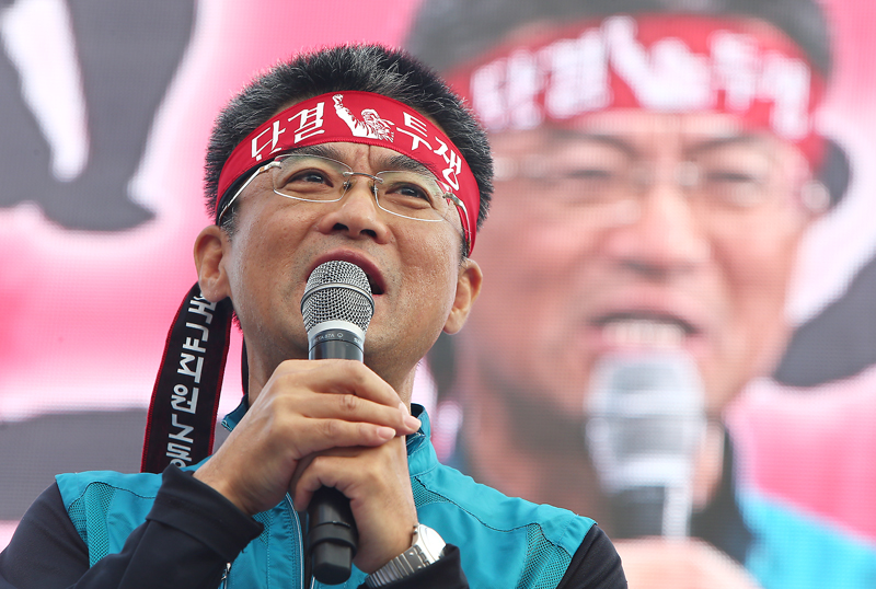 30일 오후 서울역 광장에서 전국교직원노동조합이 연 법외노조 저지! 공무원연금개악 규탄! 박근혜정권 교육파탄 저지! 2015 전국교사대회에서 변성호 위원장이 대회사를 하고 있다.