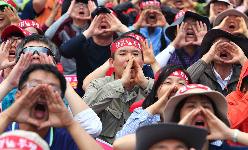 30일 오후 서울역 광장에서 전국교직원노동조합이 연 법외노조 저지! 공무원연금개악 규탄! 박근혜정권 교육파탄 저지! 2015 전국교사대회에서 참가자들이 구호를 외치고 있다.