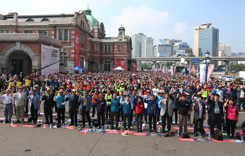 30일 오후 서울역 광장에서 전국교직원노동조합이 연 법외노조 저지! 공무원연금개악 규탄! 박근혜정권 교육파탄 저지! 2015 전국교사대회에서 참가자들이 민중의례를 하고 있다.