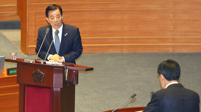 국회에서 본회의 대정부질문에서 답변하고 있는 한민구 국방부 장관
