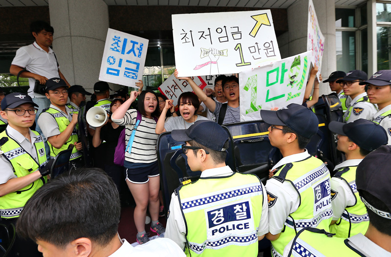 아르바이트 노동자들이 서울 마포구 대흥동 경총회관 앞에서 2016년도 최저임금 동결안을 제시한 경총을 규탄하고 있다.