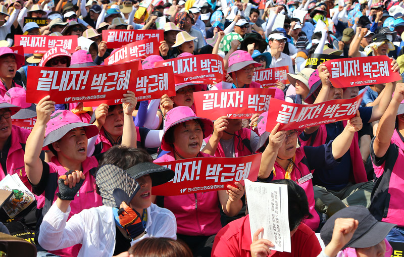 민주노총이 15일 오후 서울역 광장에서 연 노동자 서민살리기 총파업대회에서 참가자들이 구호를 외치고 있다.