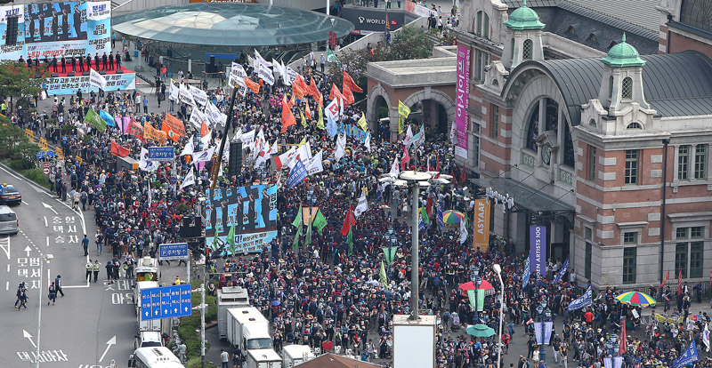민주노총이 15일 오후 서울역 광장에서 노동자 서민살리기 총파업대회를 열고 박근혜 정부의 노동정책을 규탄하고 있다.