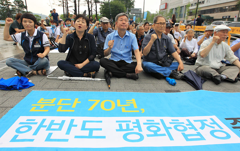 전쟁반대평화실현국민행동이 25일 오후 서울 용산 전쟁기념관 앞에서 탄저균 불법반입, 사드배치 강요 미국규탄 서울시민 평화대회를 열고 있다.