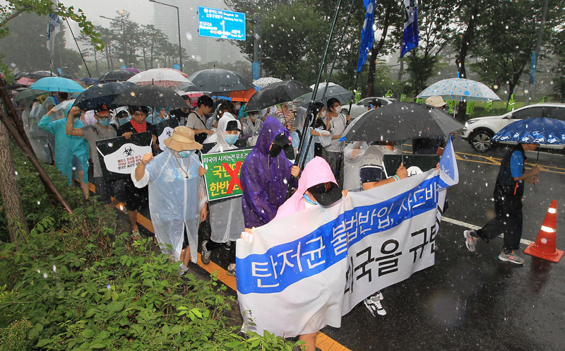 전쟁반대평화실현국민행동이 25일 오후 서울 용산 전쟁기념관 앞에서 연 탄저균 불법반입, 사드배치 강요 미국규탄 서울시민 평화대회 참가자들이 비를 맞으며 미군기지를 향해 행진하고 있다.