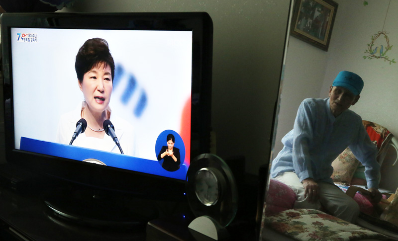 김정륙 씨가 15일 오전 경기도 의정부 자택에서 TV로 광복절 경축사를 하는 박근혜 대통령의 모습을 보고 있다.