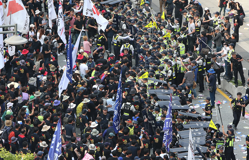 민주노총이 28일 오후 서울 세종로 공원에서 연 집중행동 결의대회에서 참가자들과 경찰이 대치하고 있다.
