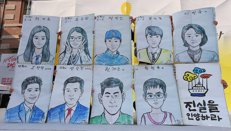 29일 오후 서울역 광장에서 열린 '세월호 참사 500일 추모 국민대회'에서 단원고 2학년 3반 부모님들이 '기억할게'라는 주제로 카드섹션을 하고 있다.
